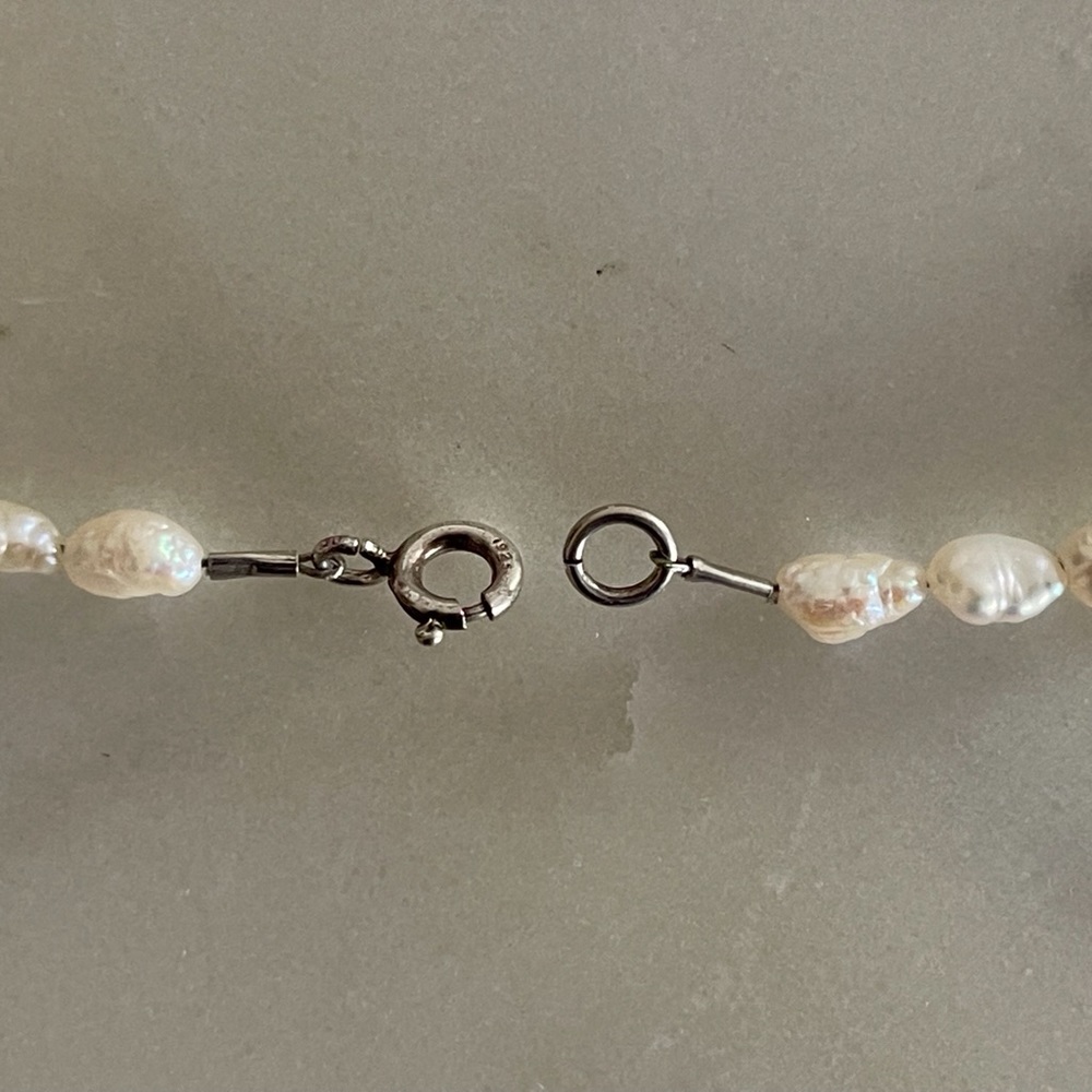 Handcrafted cultured freshwater rice pearl necklace. - Picture 9 of 10